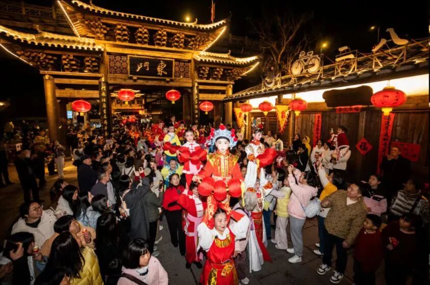 “马到成功团圆夜 万民同乐闹元宵”民俗展演踩街活动.jpg