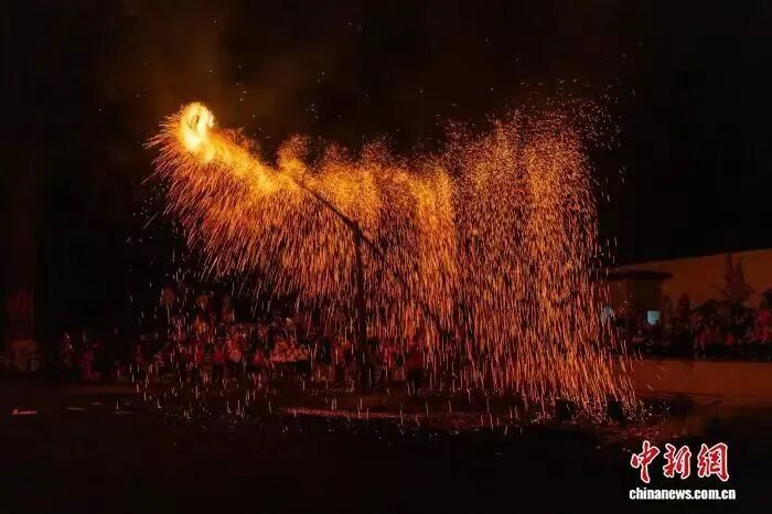 宁德 巴地畲族“火凤凰”习俗演出.jpg